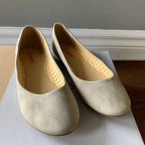 Women’s nude flats